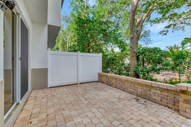 100 W Prive Circle, Delray Beach, FL 33445