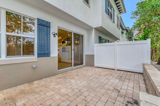 100 W Prive Circle, Delray Beach, FL 33445
