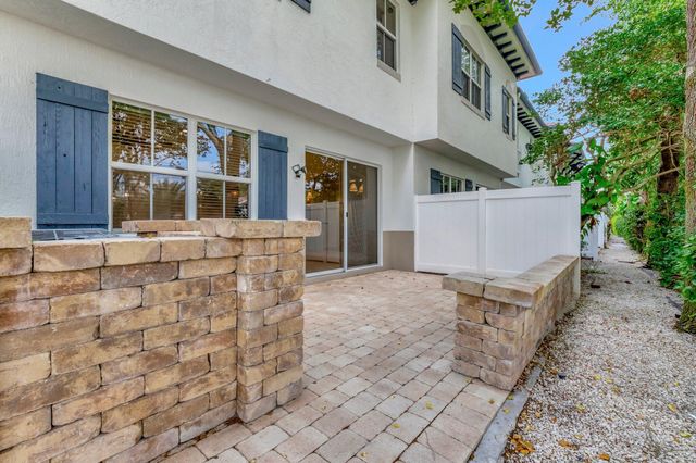 100 W Prive Circle, Delray Beach, FL 33445