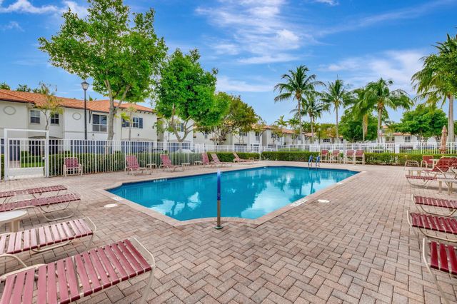 100 W Prive Circle, Delray Beach, FL 33445