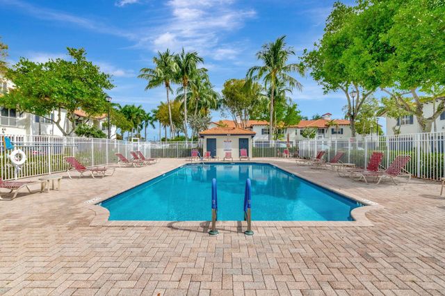 100 W Prive Circle, Delray Beach, FL 33445