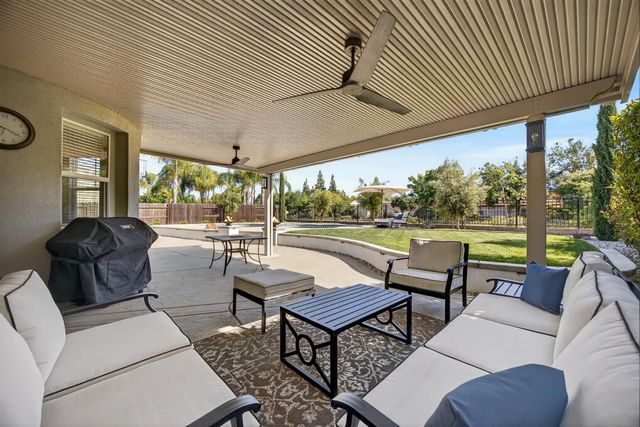 5204 Crown Bench Cir, Elk Grove, CA 95757