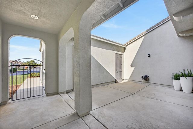 5204 Crown Bench Cir, Elk Grove, CA 95757