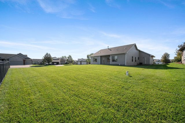 2767 N Woodridge Ct, Wichita, KS 67226