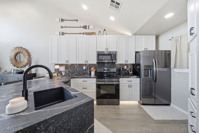 603 Villa Vista Drive, Pryor, OK 74361