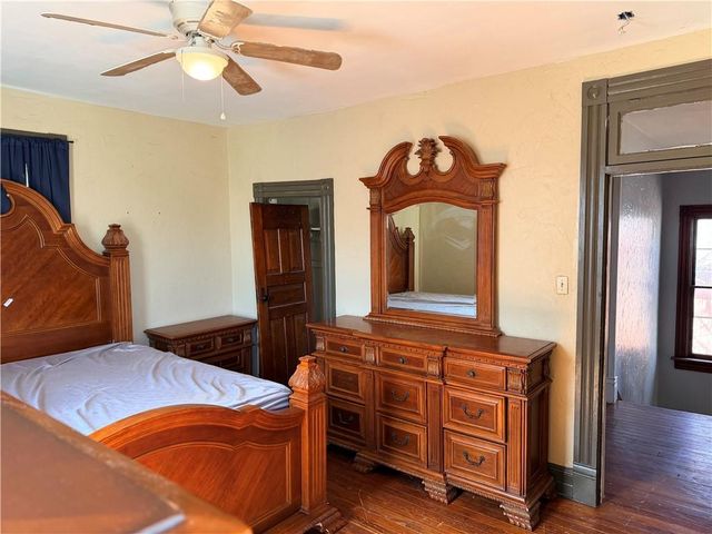 912 S 14th Street, St Joseph, MO 64503