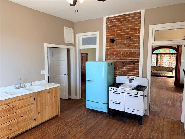 912 S 14th Street, St Joseph, MO 64503