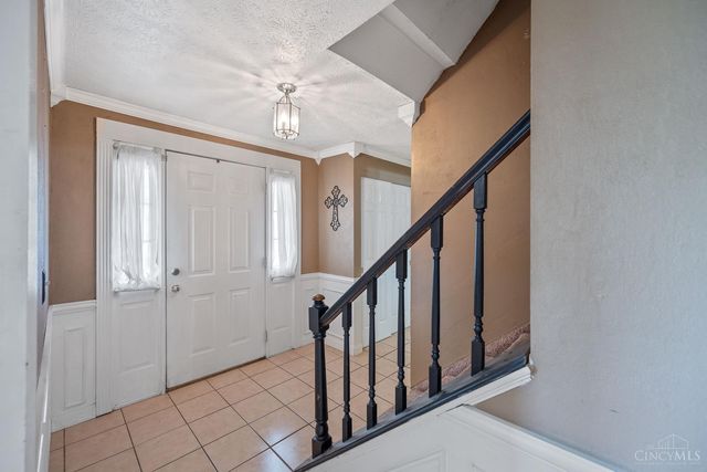 800 Cedarhill Drive, Springdale, OH 45240