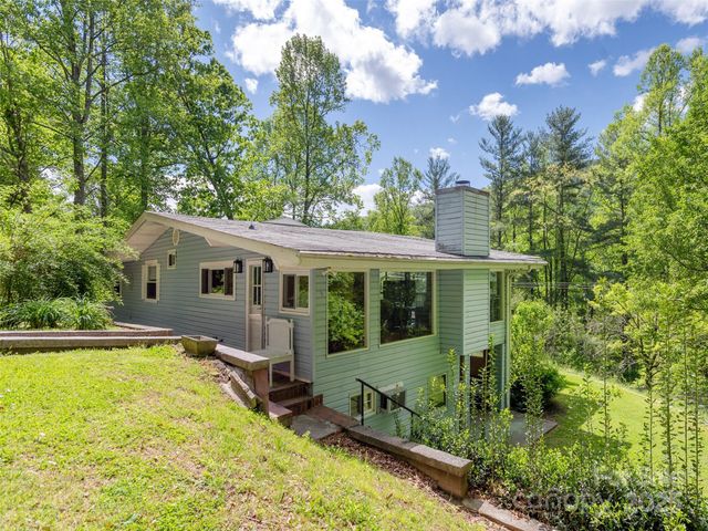 61 W Lake View Road, Hendersonville, NC 28739