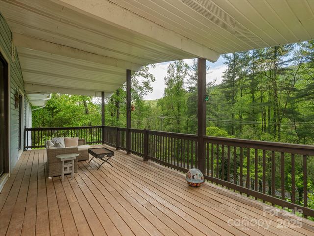 61 W Lake View Road, Hendersonville, NC 28739
