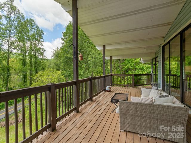 61 W Lake View Road, Hendersonville, NC 28739