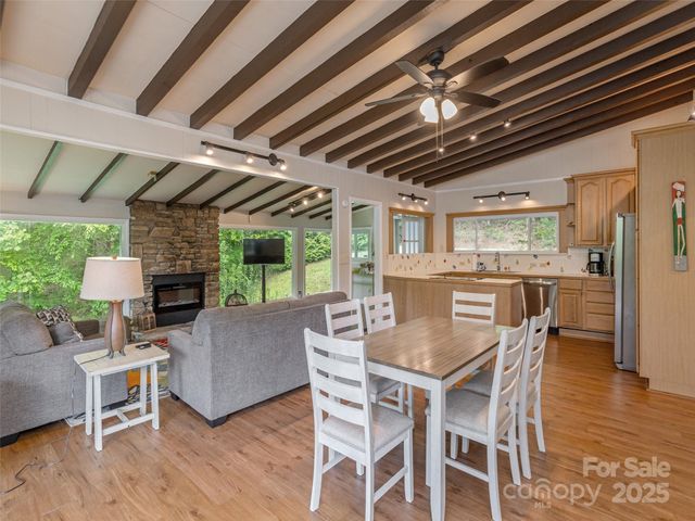 61 W Lake View Road, Hendersonville, NC 28739