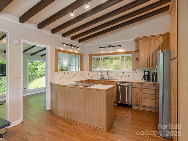 61 W Lake View Road, Hendersonville, NC 28739