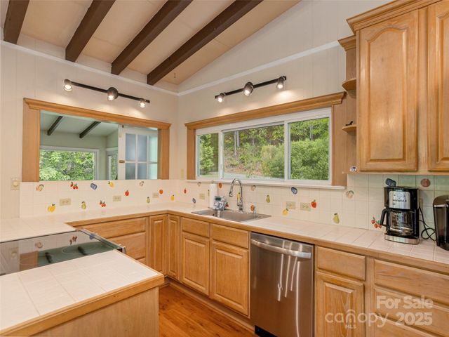 61 W Lake View Road, Hendersonville, NC 28739