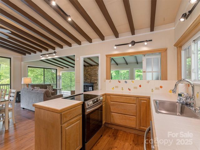 61 W Lake View Road, Hendersonville, NC 28739