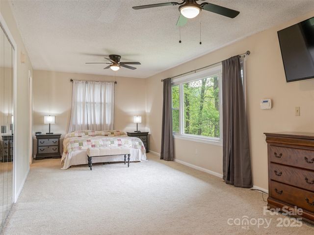 61 W Lake View Road, Hendersonville, NC 28739