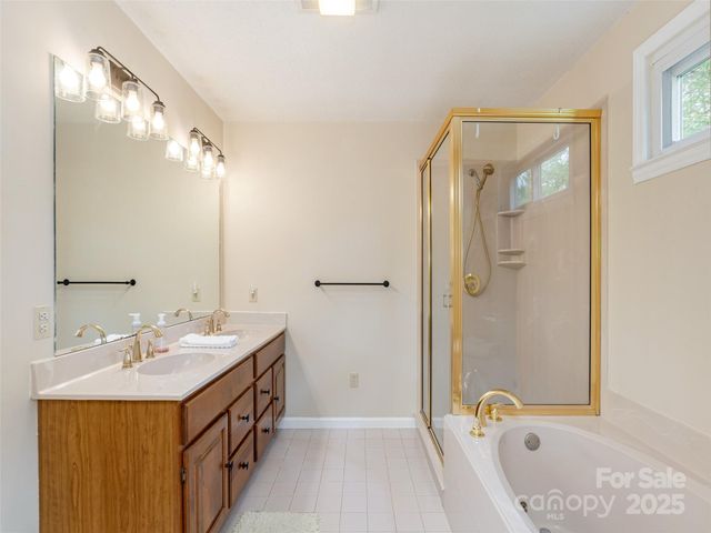 61 W Lake View Road, Hendersonville, NC 28739