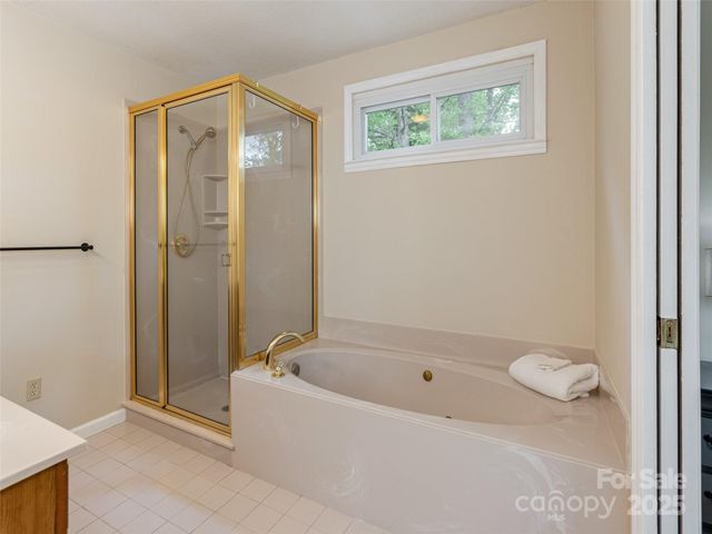 61 W Lake View Road, Hendersonville, NC 28739