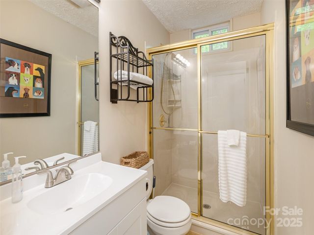 61 W Lake View Road, Hendersonville, NC 28739