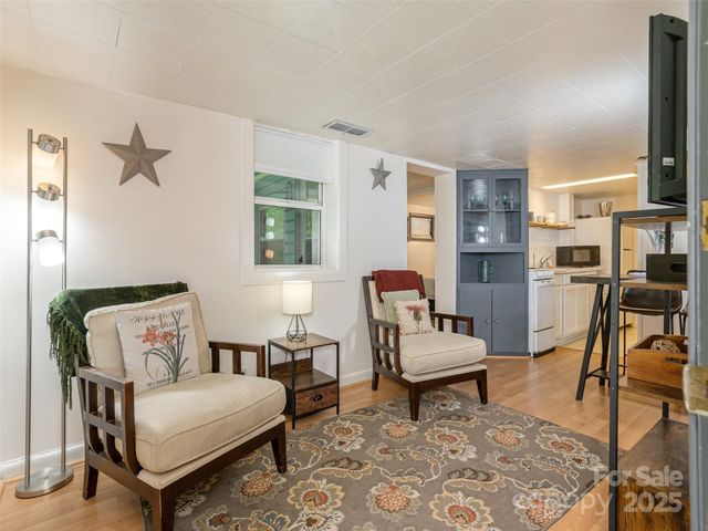 61 W Lake View Road, Hendersonville, NC 28739