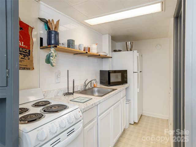 61 W Lake View Road, Hendersonville, NC 28739