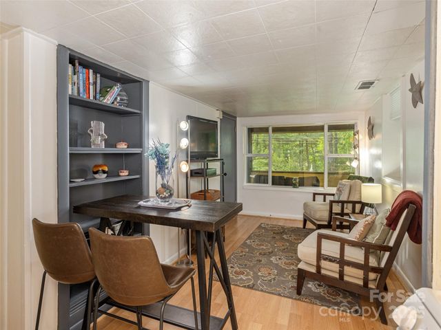 61 W Lake View Road, Hendersonville, NC 28739