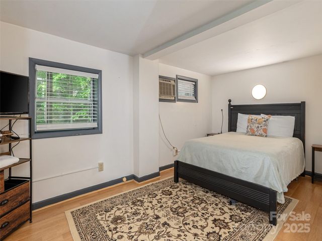 61 W Lake View Road, Hendersonville, NC 28739