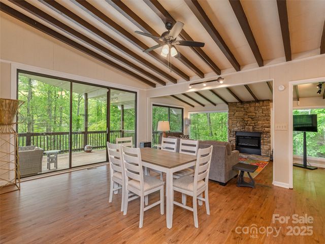 61 W Lake View Road, Hendersonville, NC 28739
