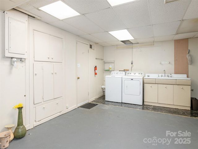 61 W Lake View Road, Hendersonville, NC 28739