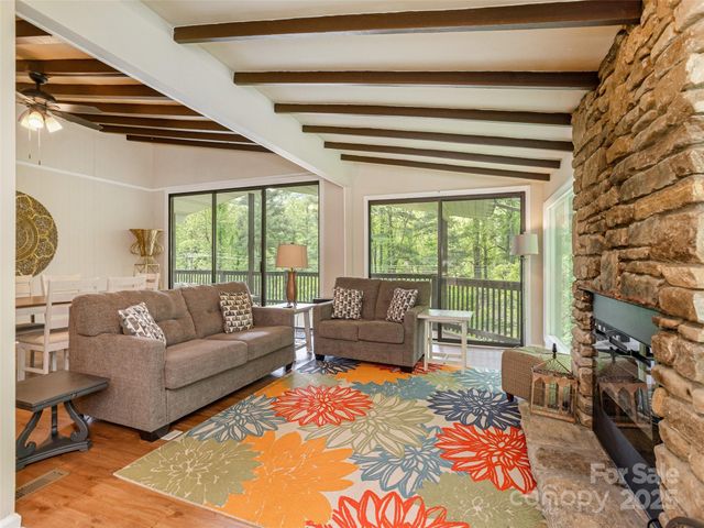 61 W Lake View Road, Hendersonville, NC 28739