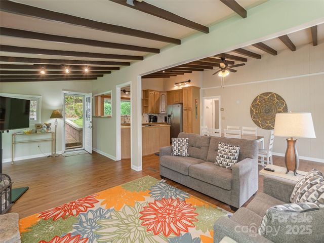 61 W Lake View Road, Hendersonville, NC 28739