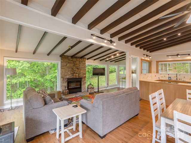 61 W Lake View Road, Hendersonville, NC 28739