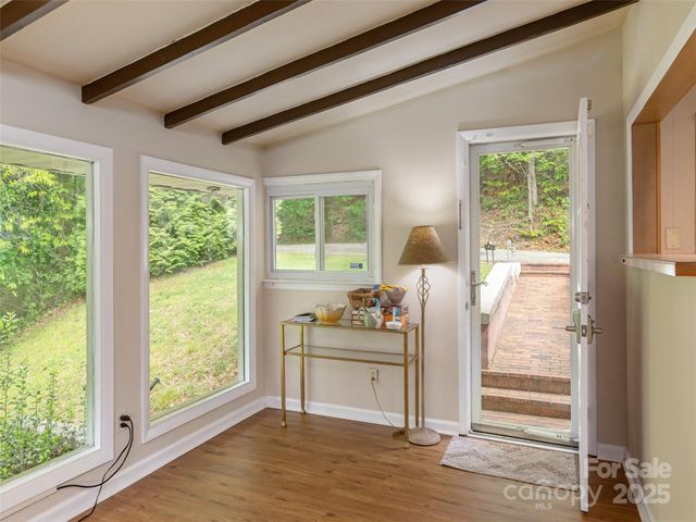 61 W Lake View Road, Hendersonville, NC 28739