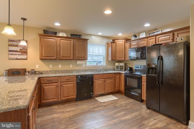 2 FREYS RD, Elizabethtown, PA 17022