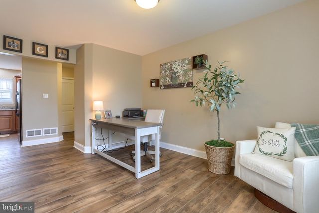 2 FREYS RD, Elizabethtown, PA 17022