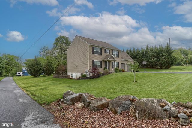 2 FREYS RD, Elizabethtown, PA 17022