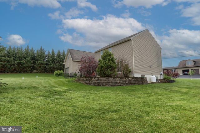 2 FREYS RD, Elizabethtown, PA 17022