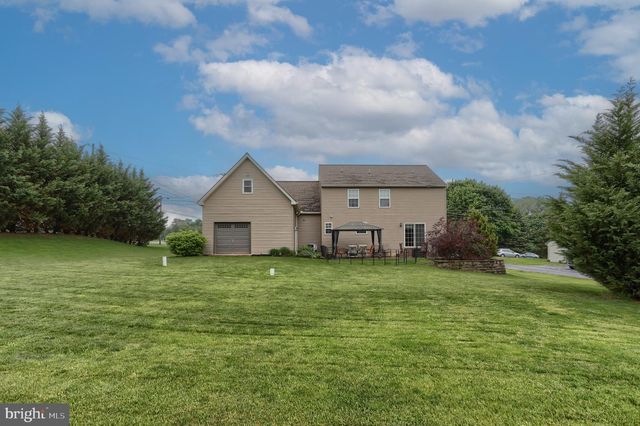 2 FREYS RD, Elizabethtown, PA 17022