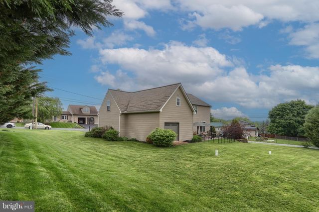 2 FREYS RD, Elizabethtown, PA 17022