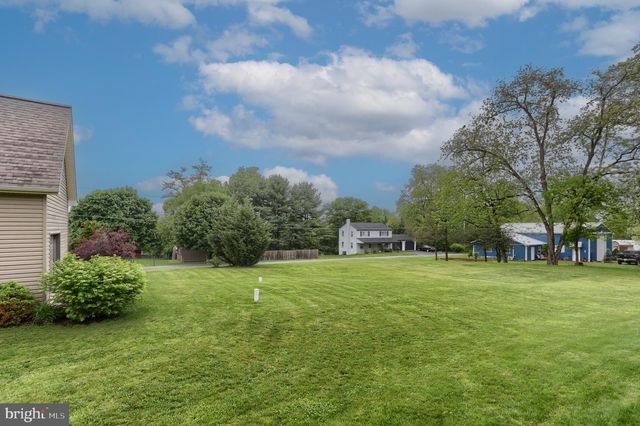 2 FREYS RD, Elizabethtown, PA 17022