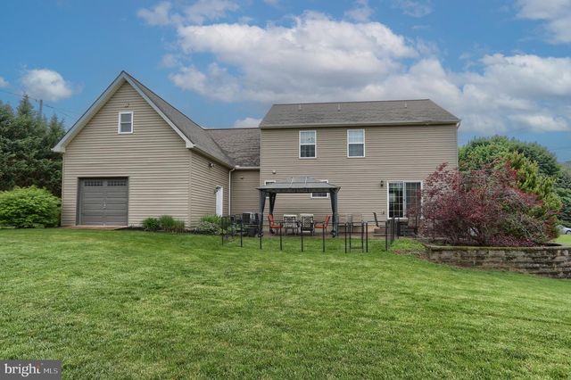 2 FREYS RD, Elizabethtown, PA 17022