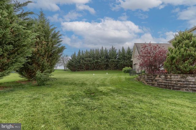 2 FREYS RD, Elizabethtown, PA 17022