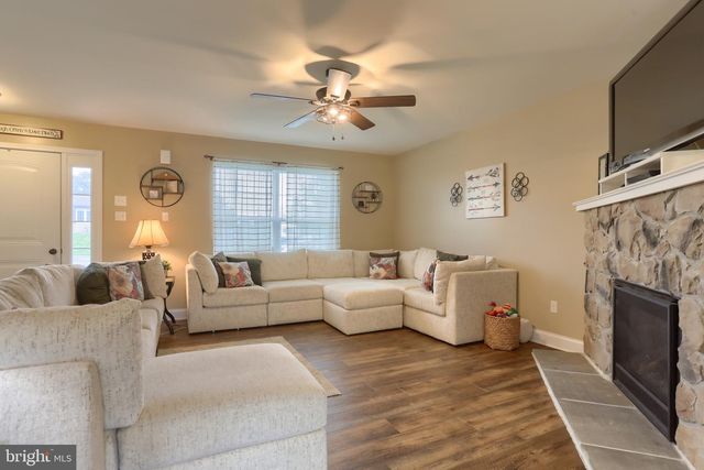2 FREYS RD, Elizabethtown, PA 17022