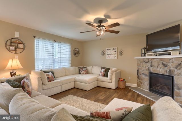 2 FREYS RD, Elizabethtown, PA 17022