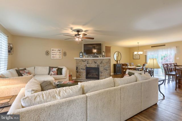 2 FREYS RD, Elizabethtown, PA 17022