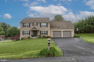 2 FREYS RD, Elizabethtown, PA 17022