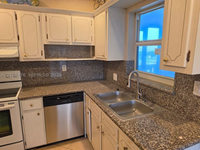 1400 NW 43rd Ter 202, Lauderhill, FL 33313