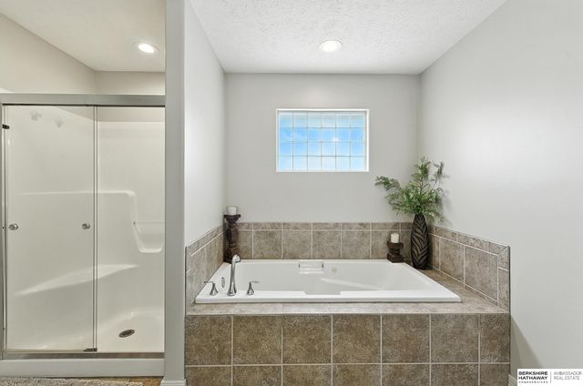 7606 S 195th Street, Gretna, NE 68028