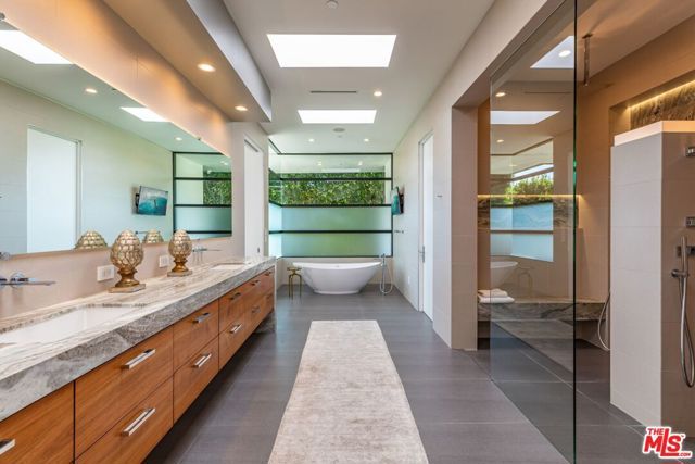 2002 LOMA VISTA Drive, Beverly Hills, CA 90210
