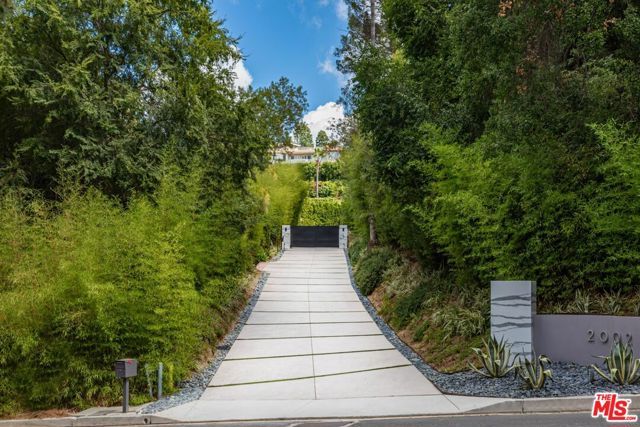 2002 LOMA VISTA Drive, Beverly Hills, CA 90210